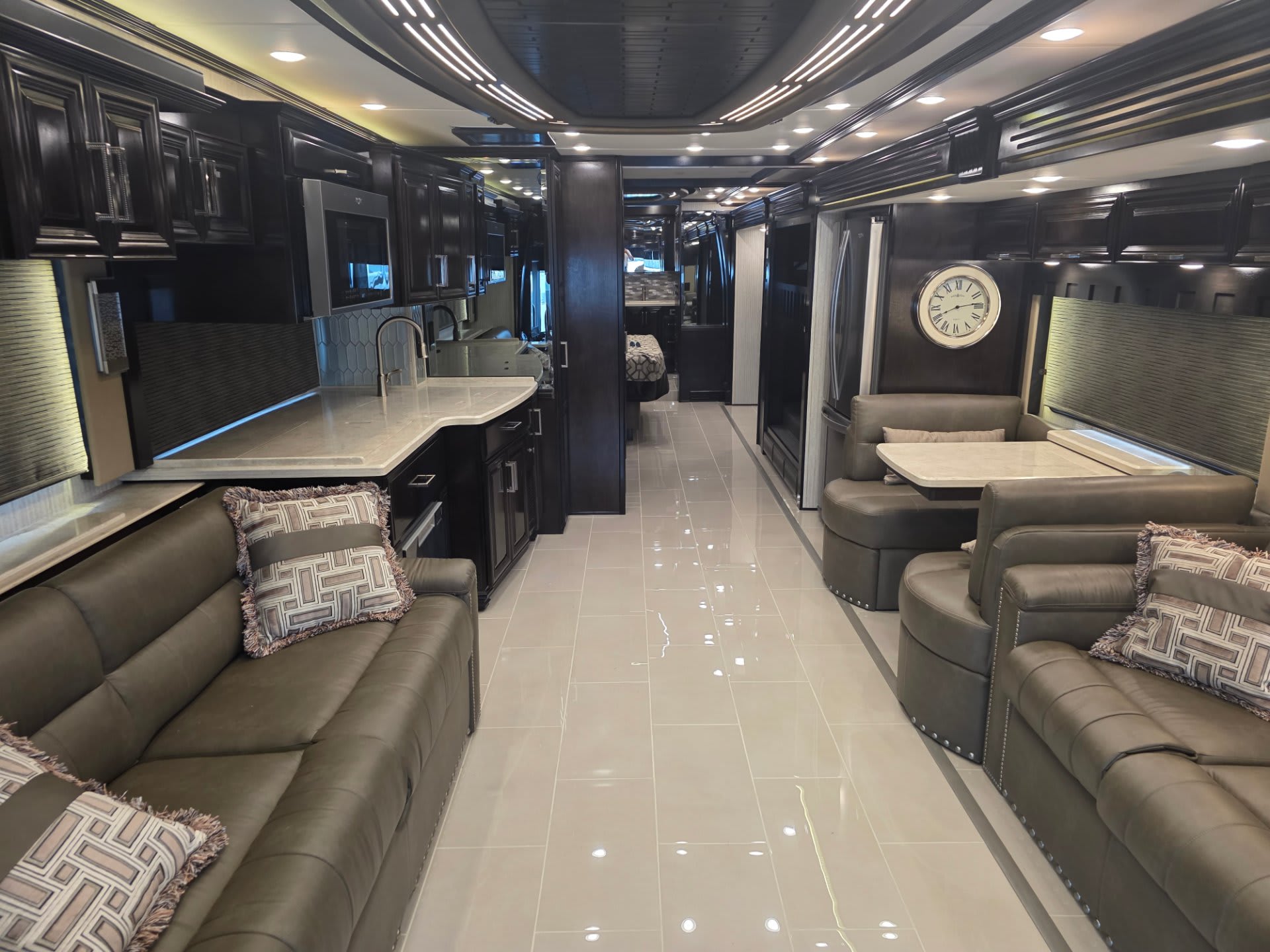 2023 Newmar London Aire 4535 - Interior view