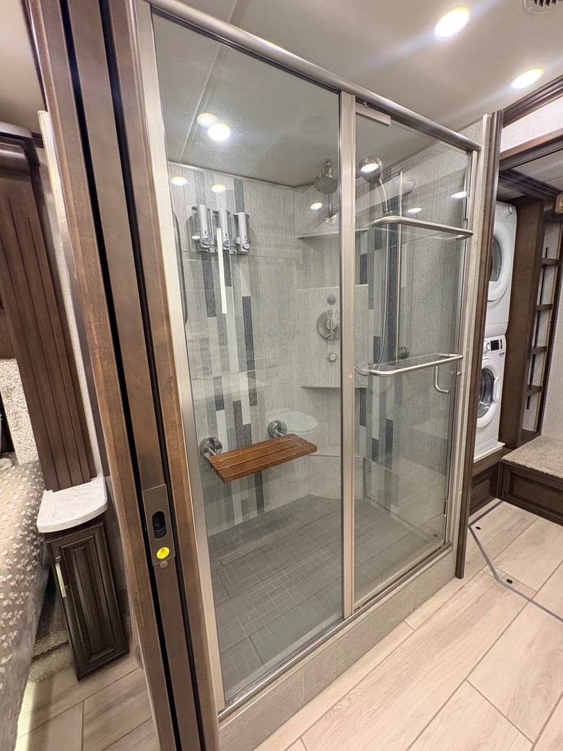 2023 Newmar London Aire 4579, Bathroom photo 4