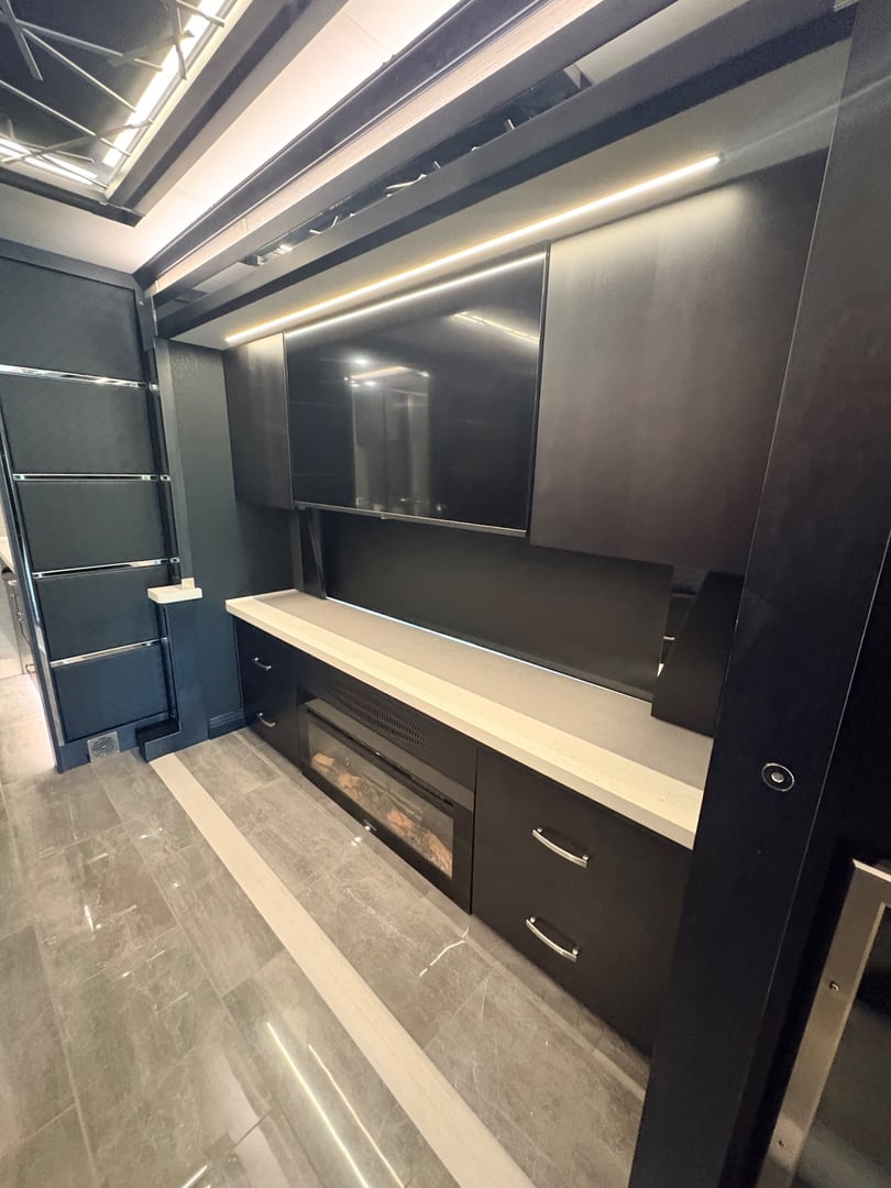2025 Tiffin Zephyr 45 PZ, Living area photo 6