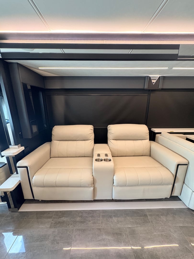 2025 Tiffin Zephyr 45 PZ, Living area photo 5