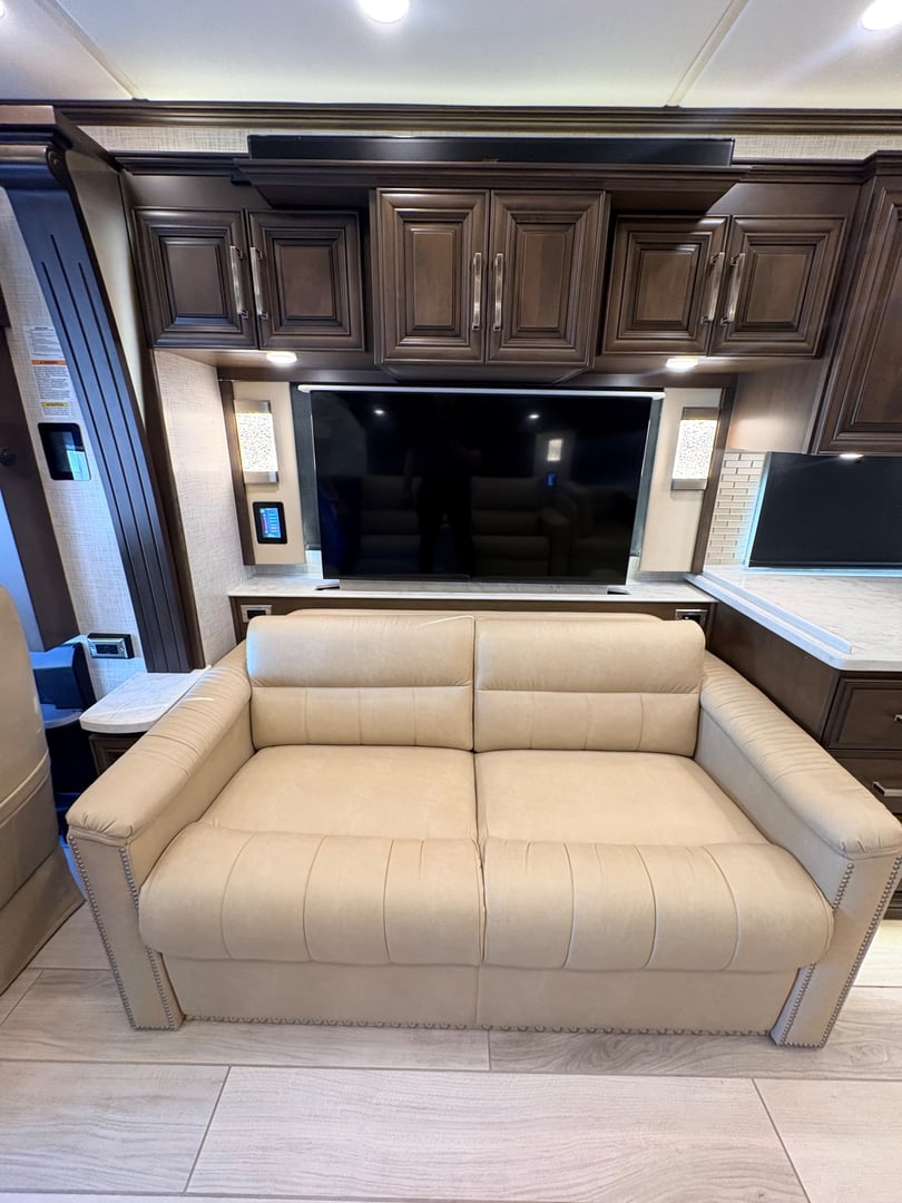 2023 Newmar London Aire 4579, Living area photo 7