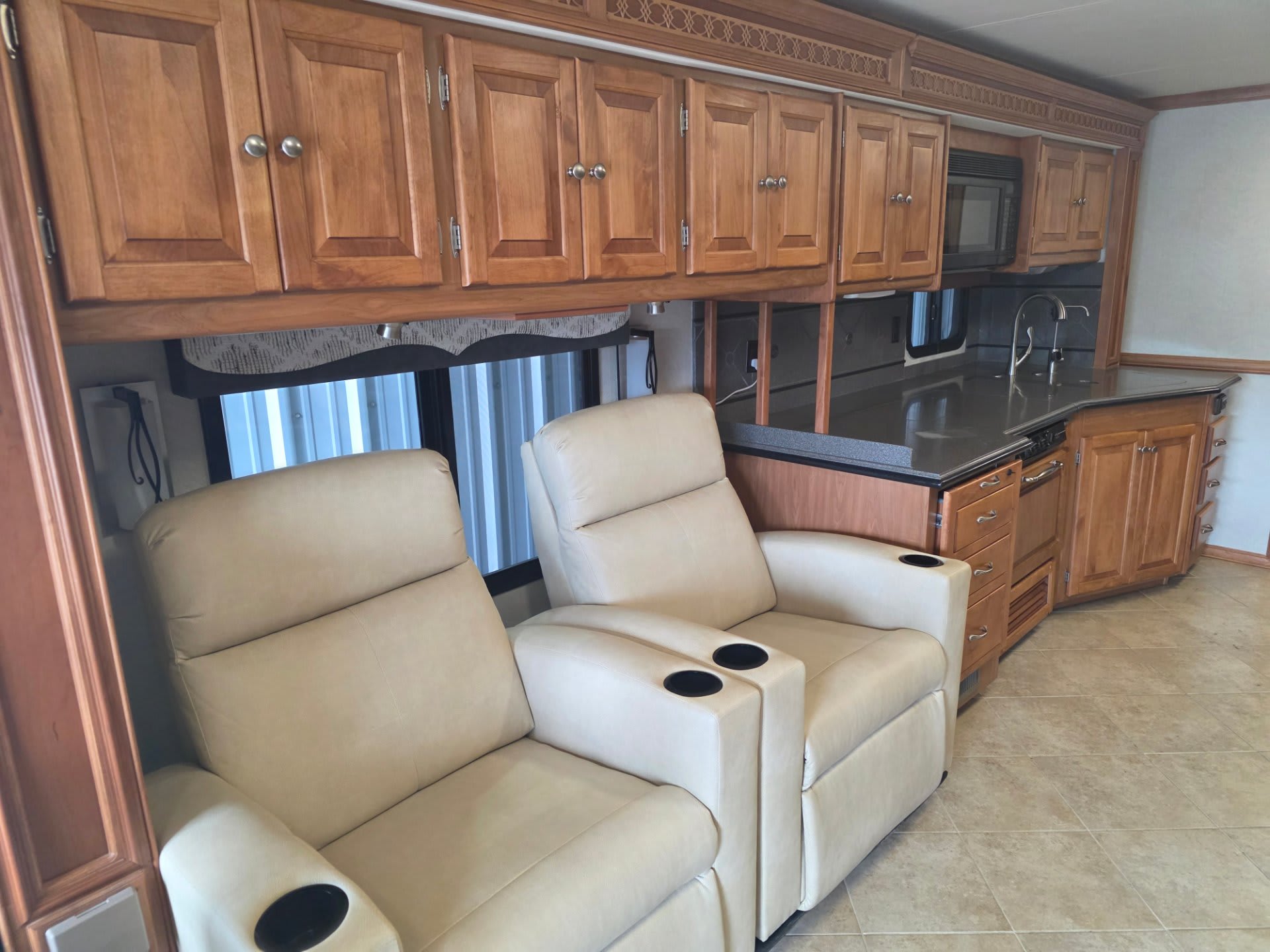 2008 Tiffin Phaeton 42QRH - Interior view 3
