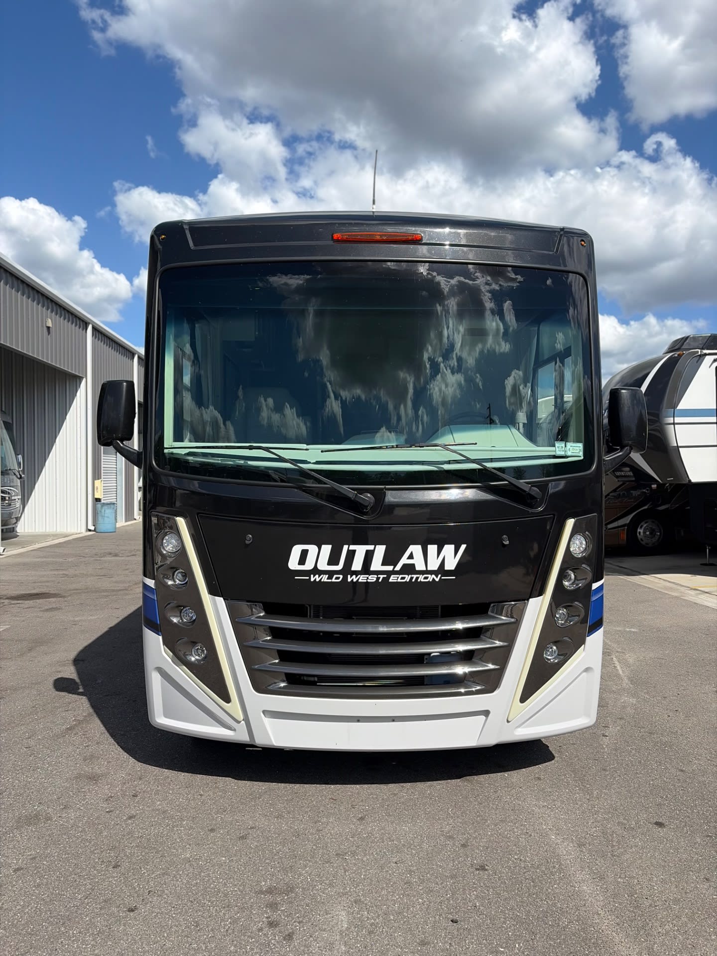 2025 Thor Motor Coach Outlaw 38KB - Exterior view 2