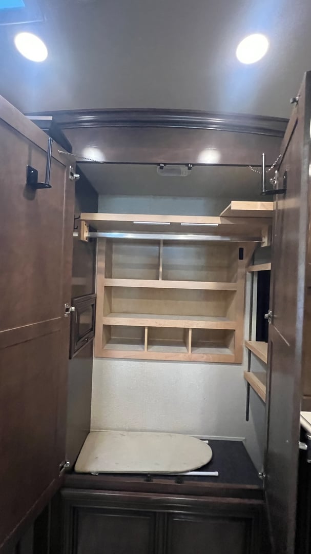 2020 Newmar Dutch Star 4328, Bathroom photo 5