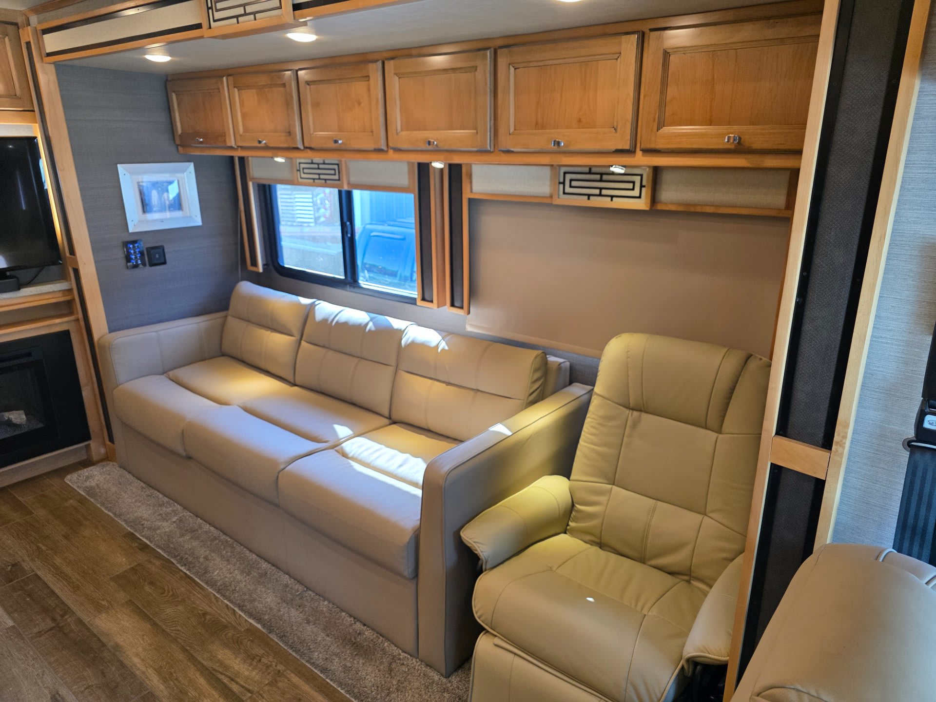 2021 Tiffin Allegro Red 33 AA - Interior view 2