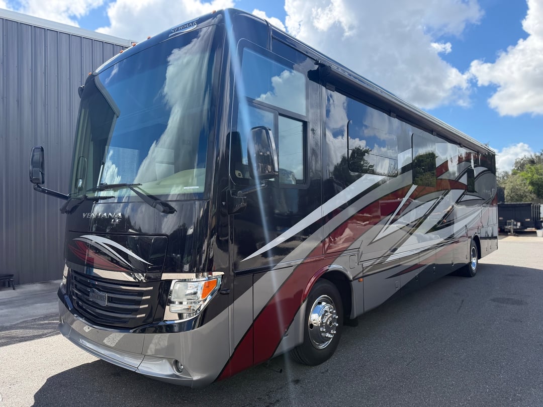 2018 Newmar Ventana 4037, Exterior photo 2