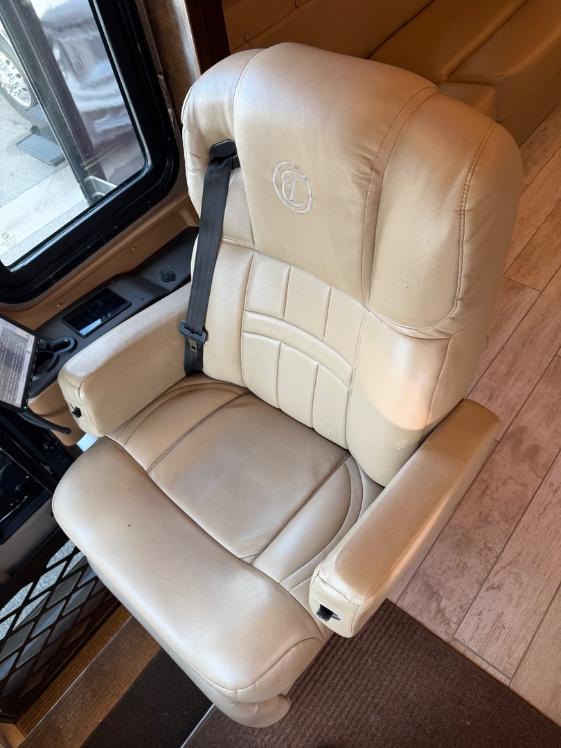 2019 Tiffin Allegro Bus 45 OPP, Cockpit photo 2