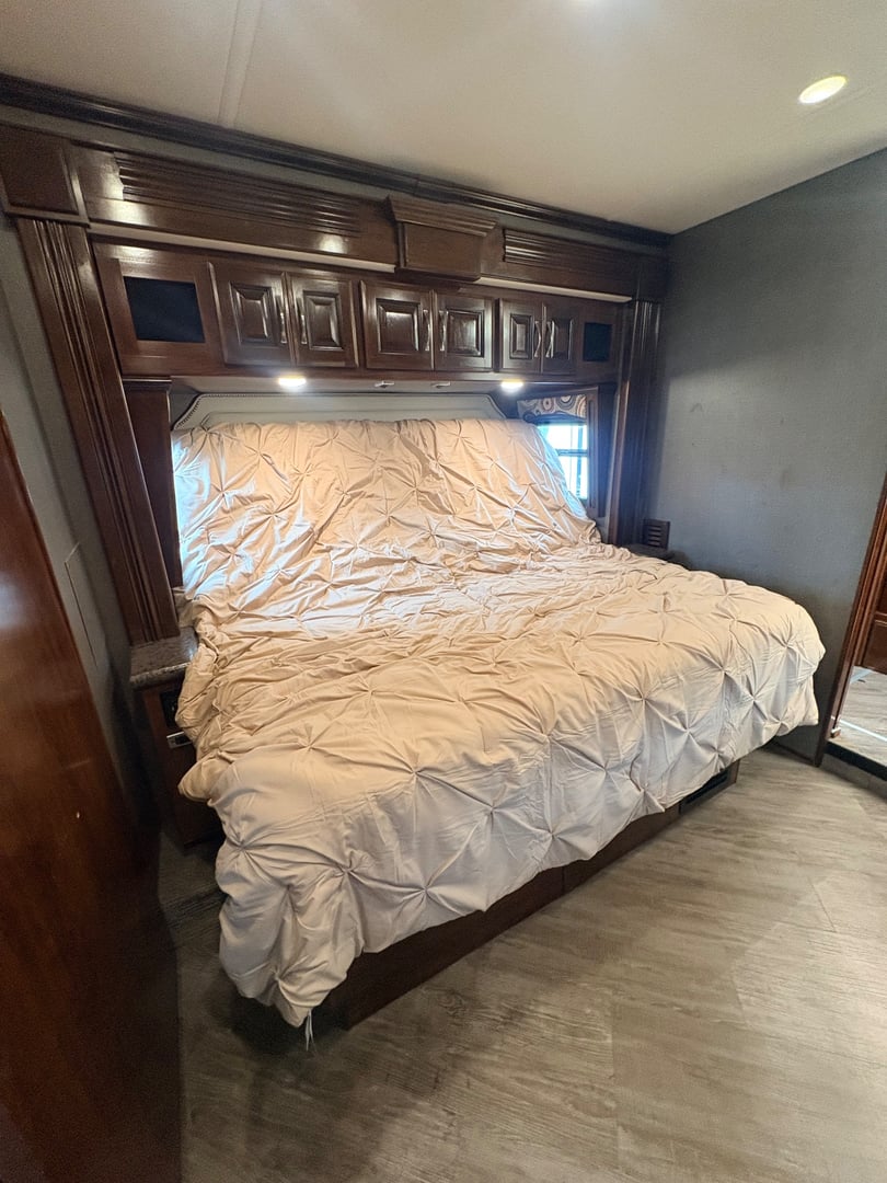 2019 Fleetwood Pace Arrow LXE 38N, Bedroom photo 4