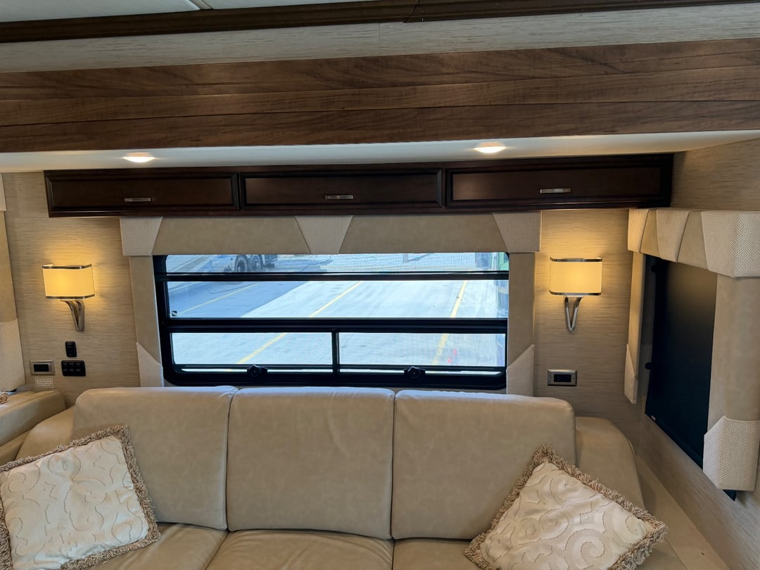 2018 Newmar Ventana 4037, Living area photo 6