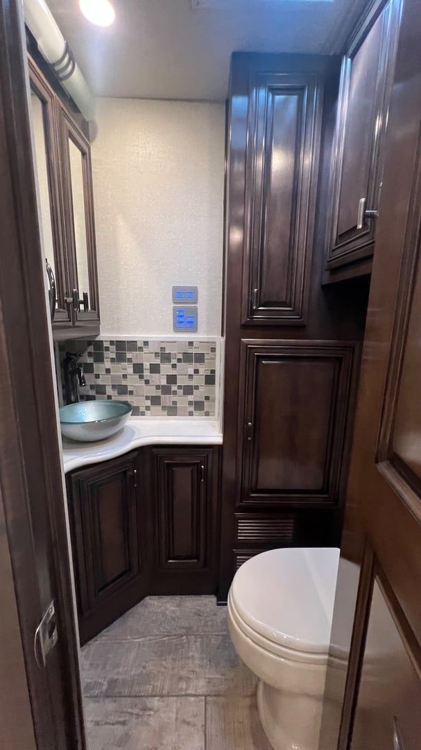 2020 Newmar Dutch Star 4328, Bathroom photo 3