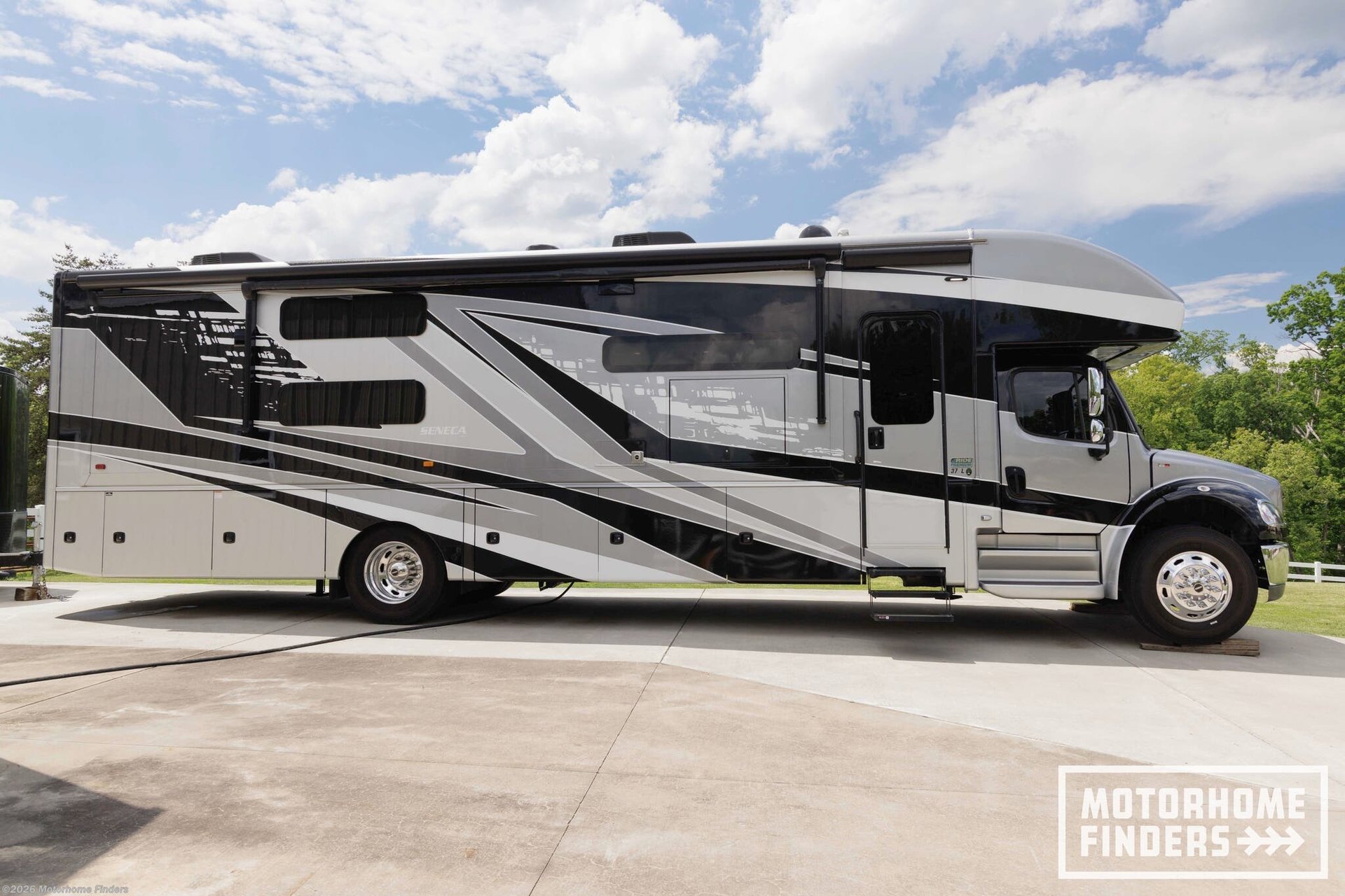 2023 Jayco Seneca 37L - Photo 3