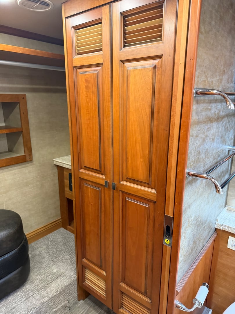 2017 Tiffin Zephyr 45 PZ, Bedroom photo 5