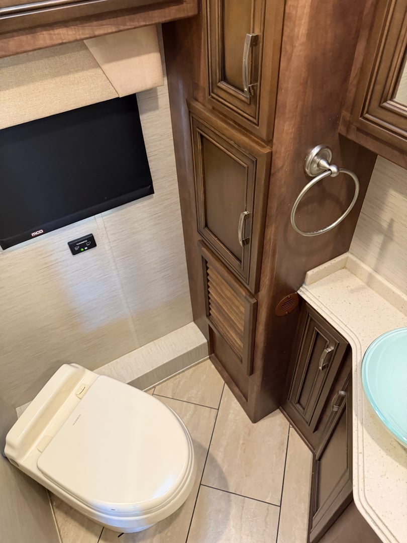 2018 Newmar Ventana 4037, Bathroom photo 2