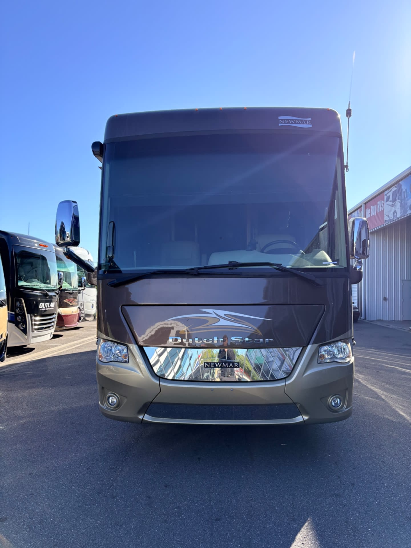 2015 Newmar Dutch Star 4018 - Exterior view 2