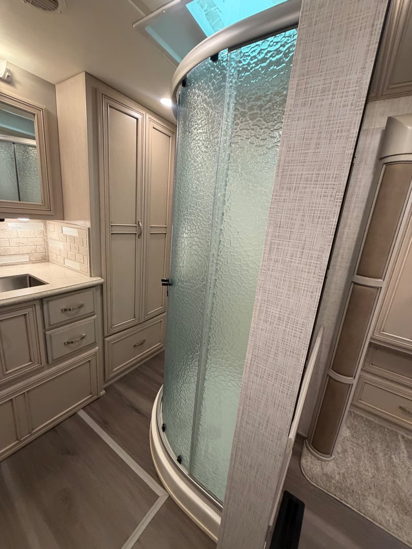 2023 Newmar Kountry Star 4068, Bathroom photo 4