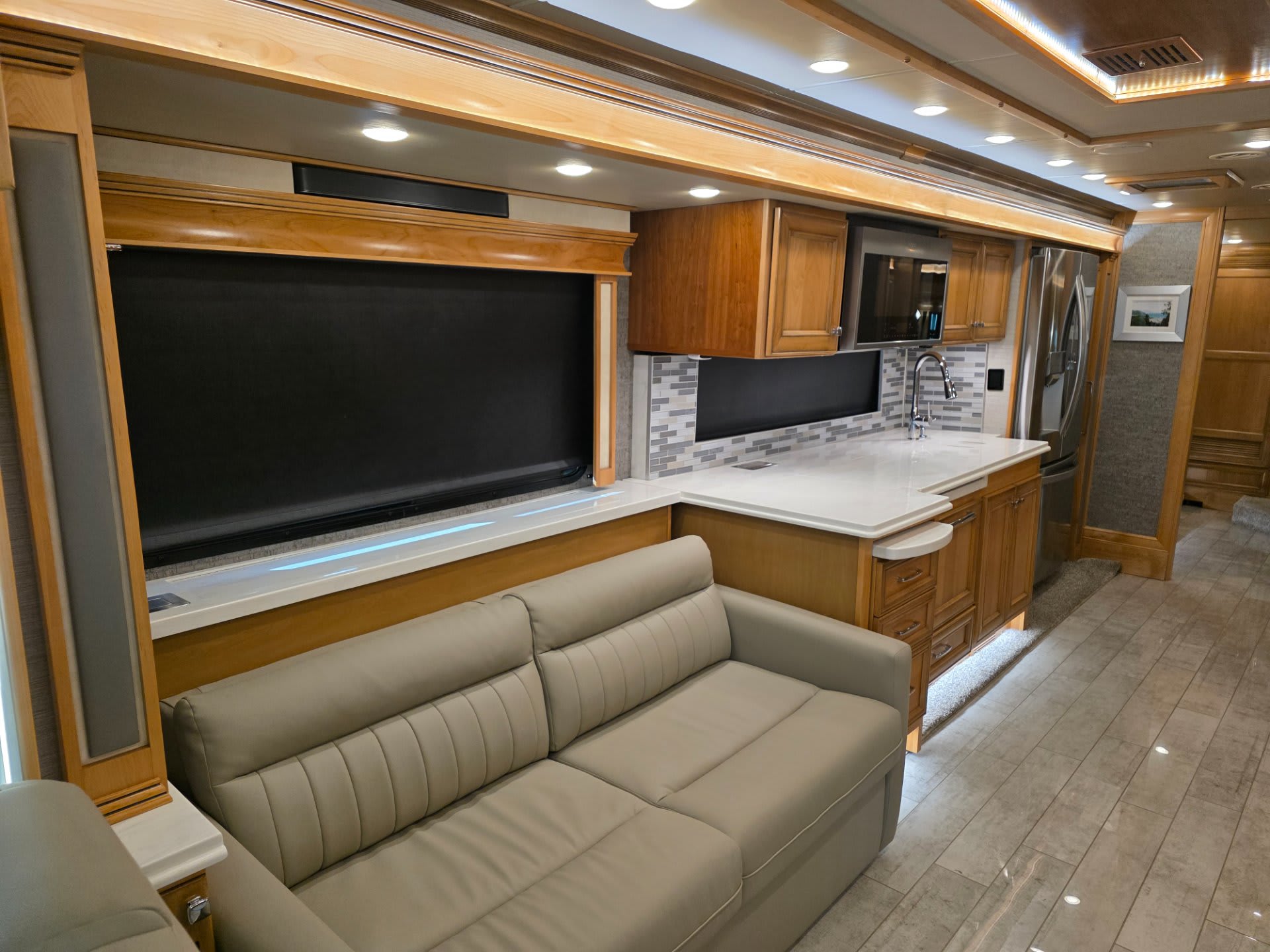 2022 Tiffin Phaeton 36 SH - Interior view 3