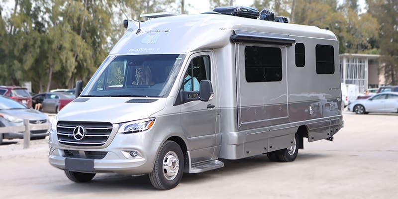 Coach House Platinum II 240 exterior