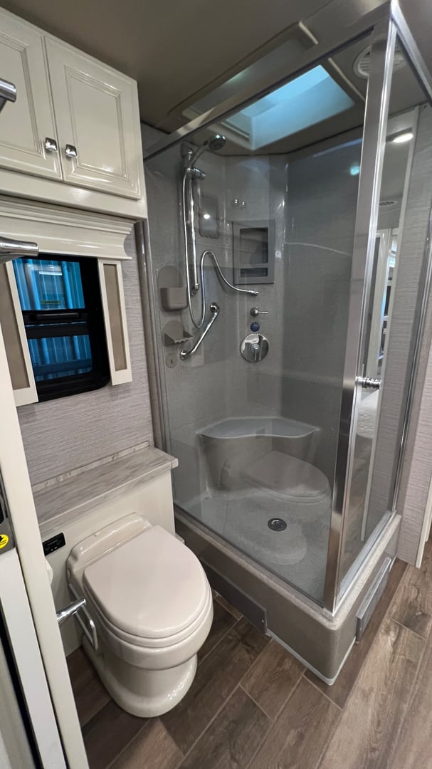 2022 Tiffin Phaeton 44 OH, Bathroom photo 5