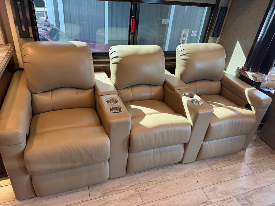 2019 Tiffin Allegro Bus 45 OPP, Living area photo 4
