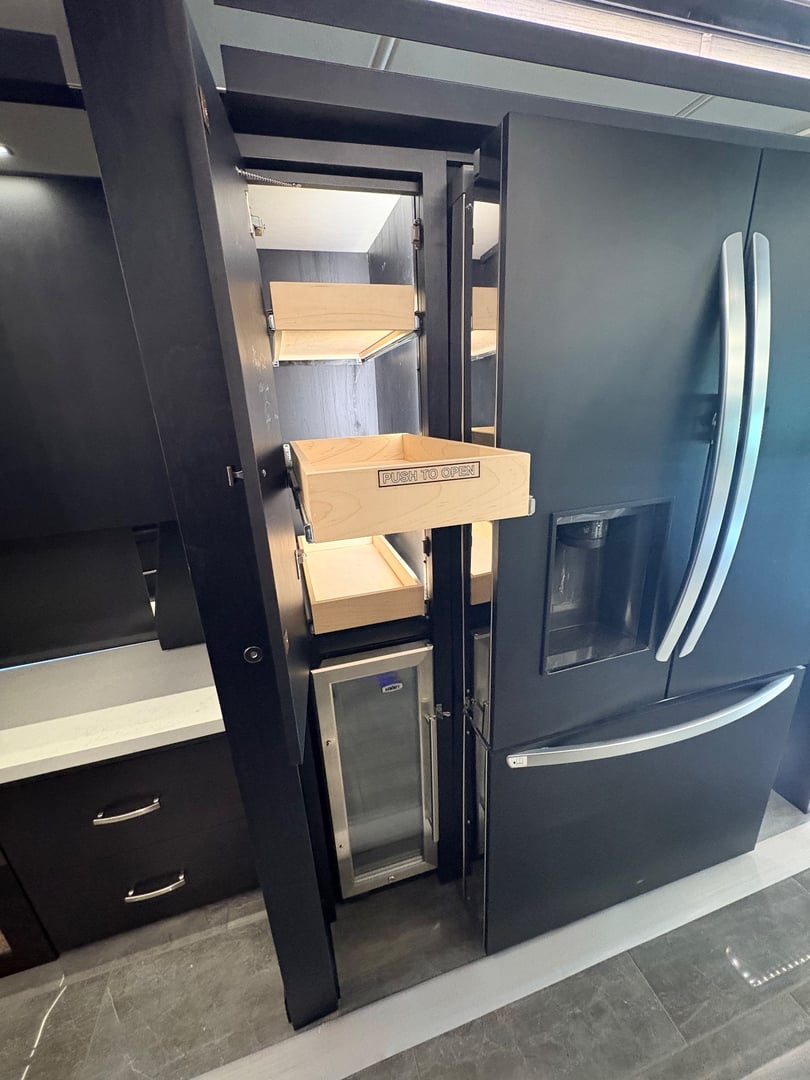 2025 Tiffin Zephyr 45 PZ, Kitchen photo 5