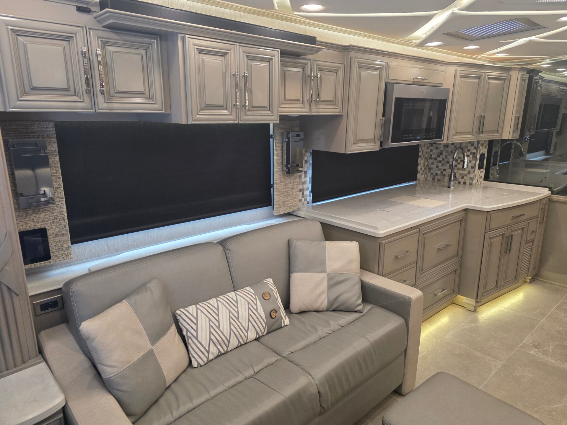 2023 Newmar Mountain Aire 4551 - Interior view 3
