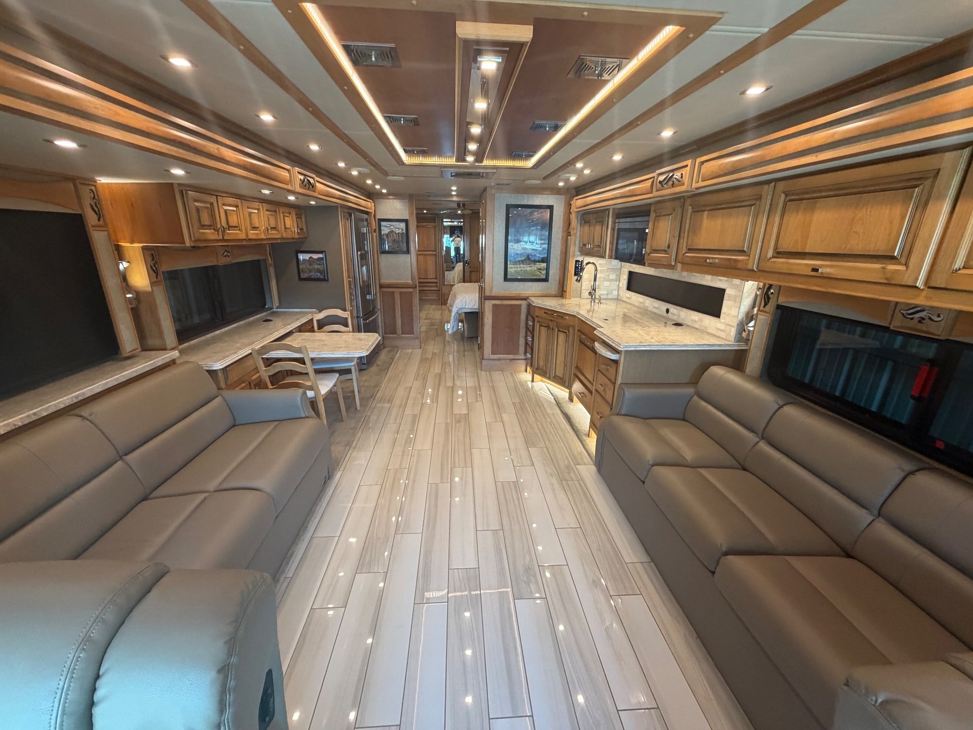 2019 Tiffin Phaeton 40 IH - Photo 2