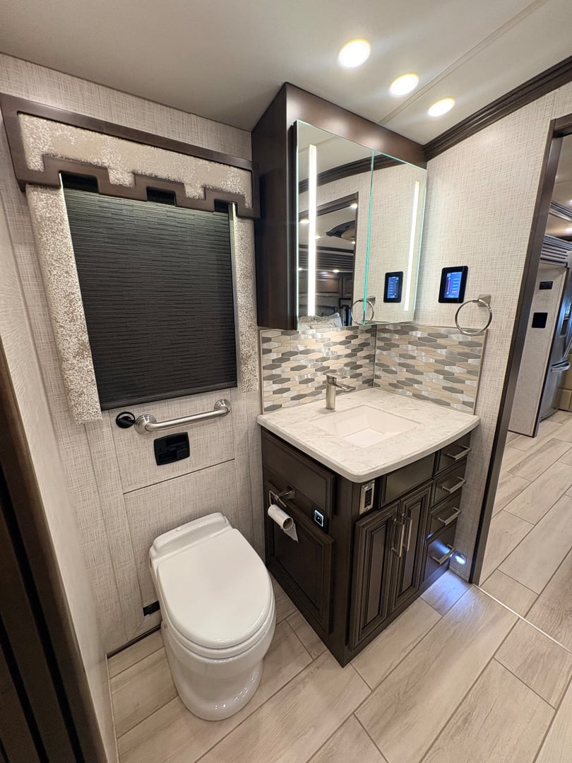 2023 Newmar London Aire 4579, Bathroom photo 3