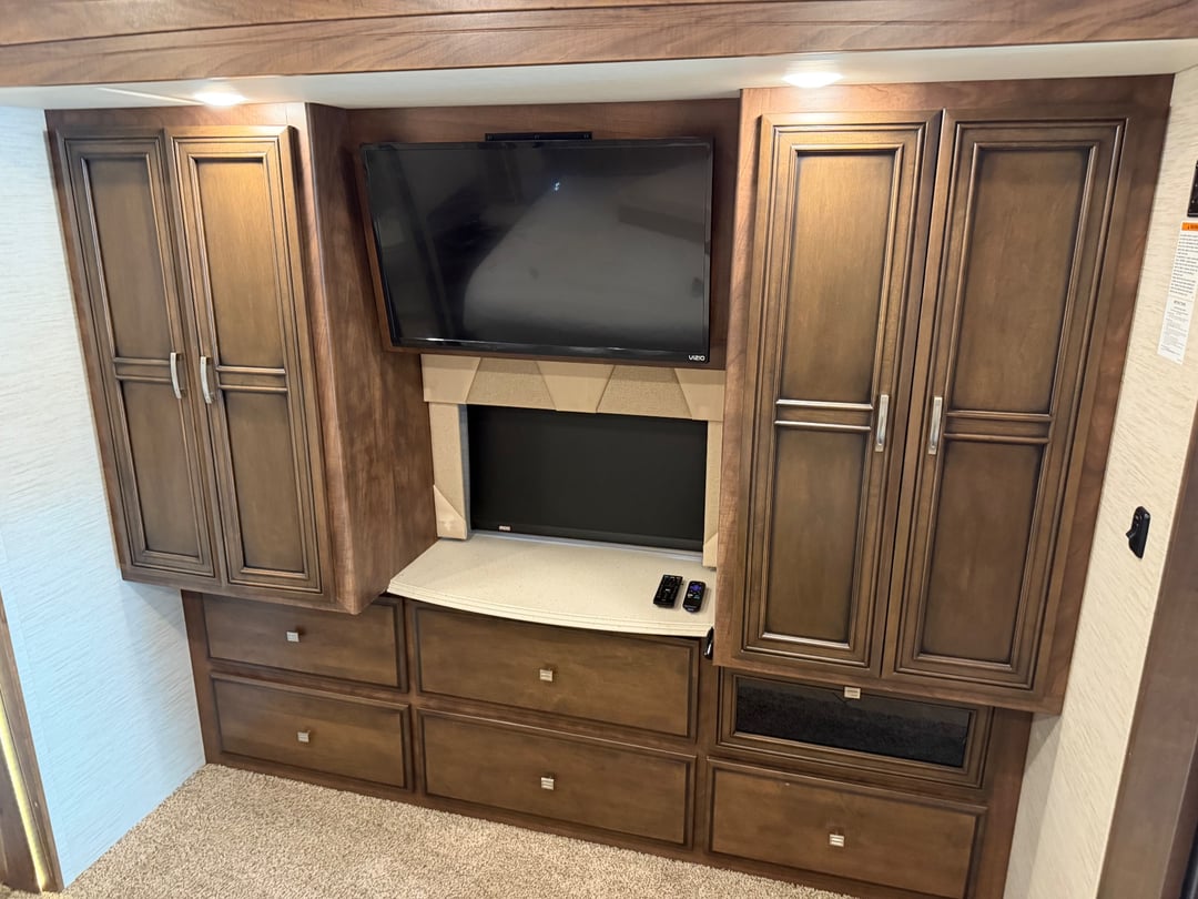 2018 Newmar Ventana 4037, Bedroom photo 2