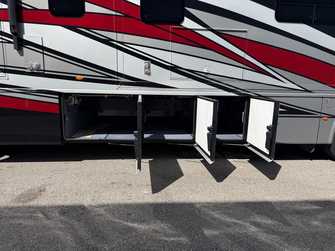 2018 Newmar Ventana 4037, Exterior photo 3