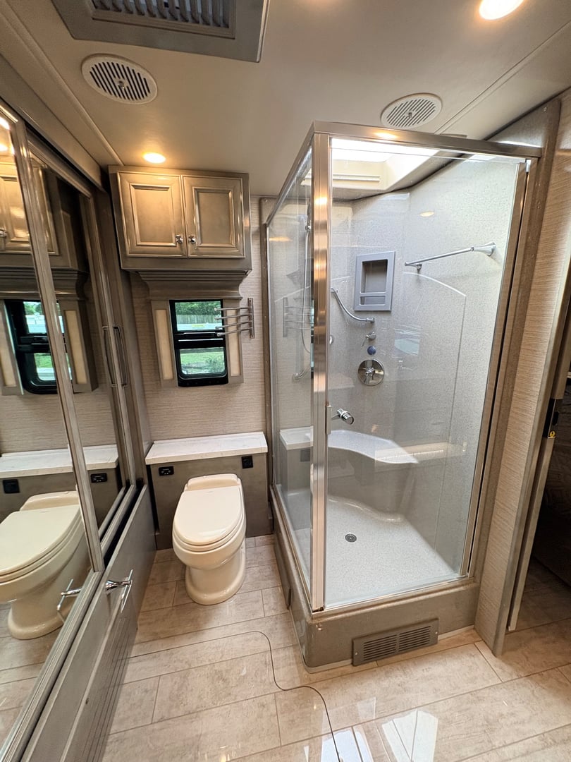 2021 Tiffin Phaeton 40 IH, Bathroom photo 2
