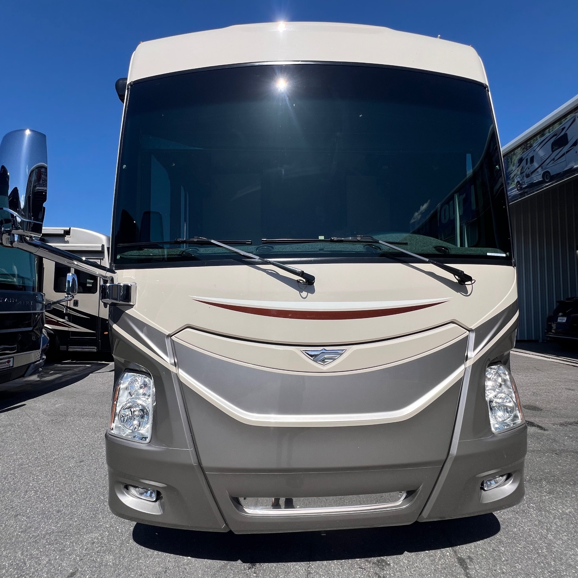 2015 Fleetwood Discovery 40E - Exterior view 2