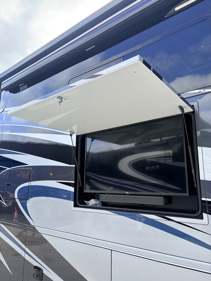 2021 Tiffin Phaeton 40 IH, Exterior photo 9