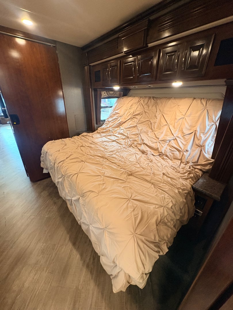 2019 Fleetwood Pace Arrow LXE 38N, Bedroom photo 3