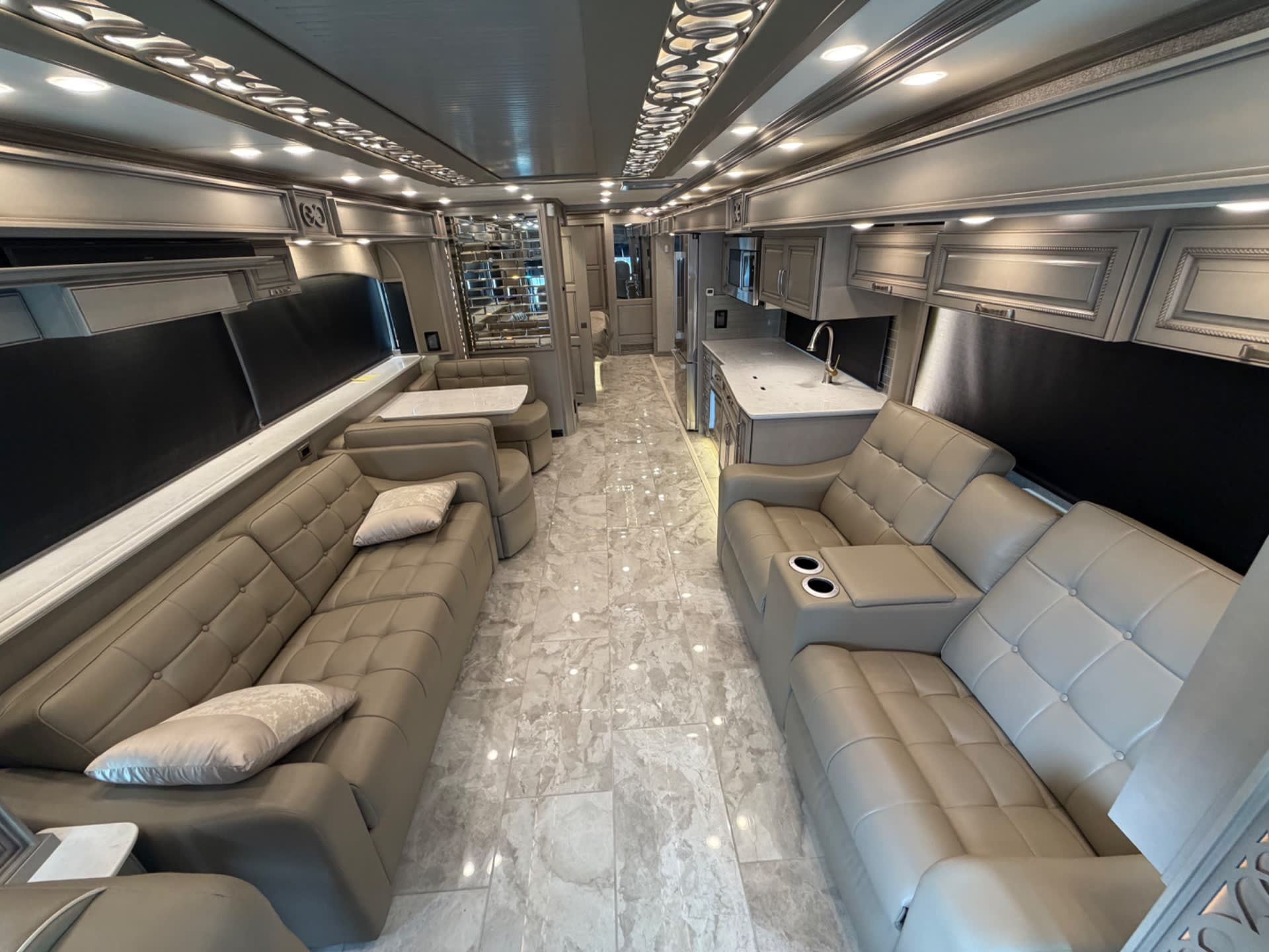 2023 Newmar Essex 4521 - Interior view