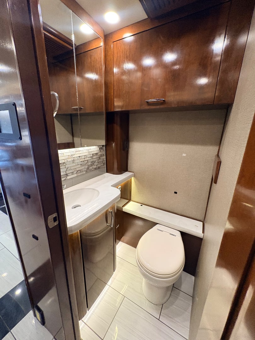 2016 American Coach American Eagle 45N, Bathroom photo 3