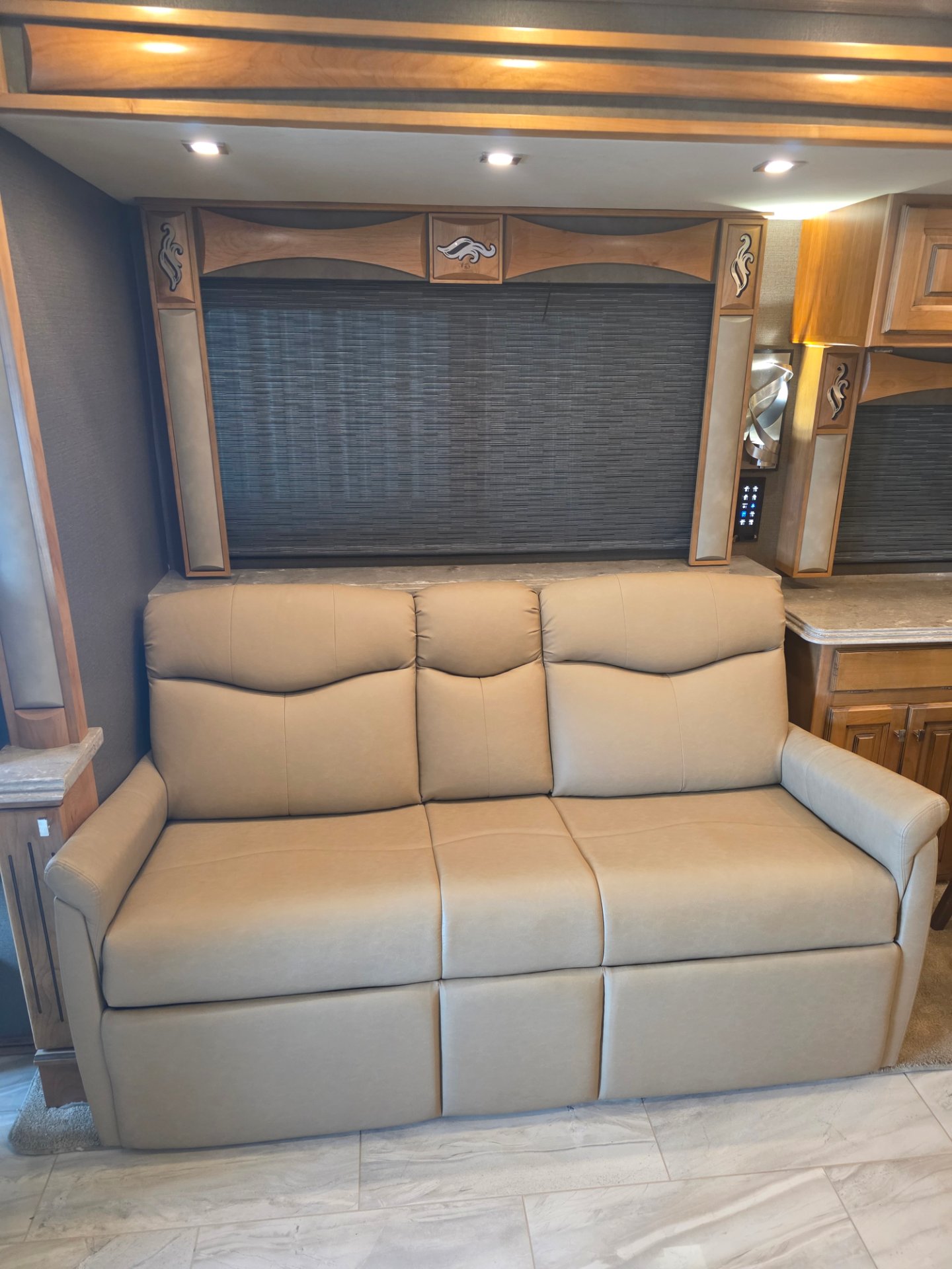 2019 Tiffin Phaeton 40 IH - Interior view 3