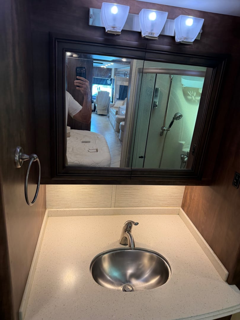 2018 Newmar Ventana 4037, Bathroom photo 11