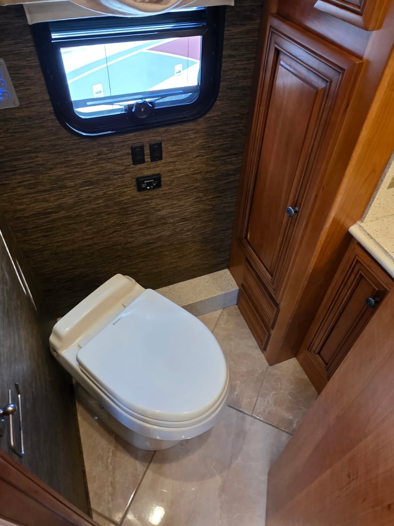 2015 Newmar Dutch Star 4018, Interior photo 13