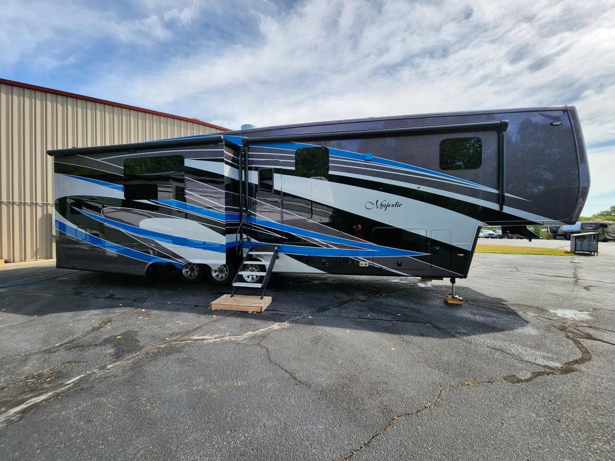 New Horizons Majestic M41RK4S exterior