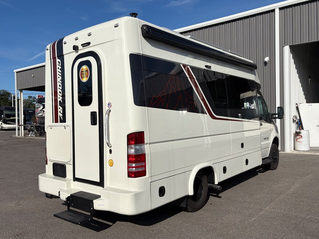 2026 Chinook RV Summit SS, Exterior photo 4