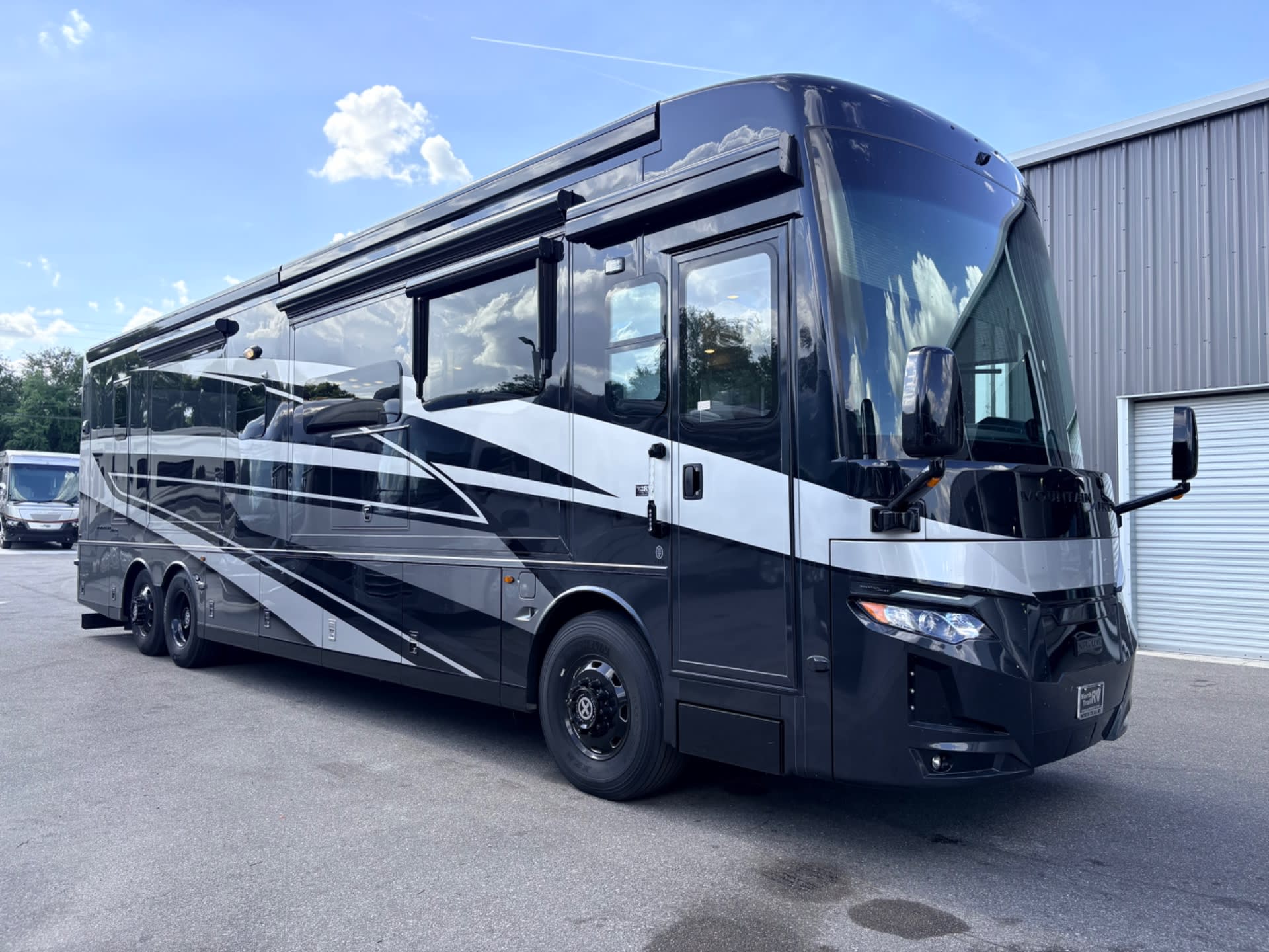 2025 Newmar Mountain Aire 4118 - Exterior view