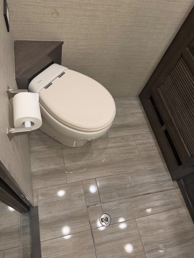 2020 Entegra Coach Reatta XL 39BH, Bathroom photo 2