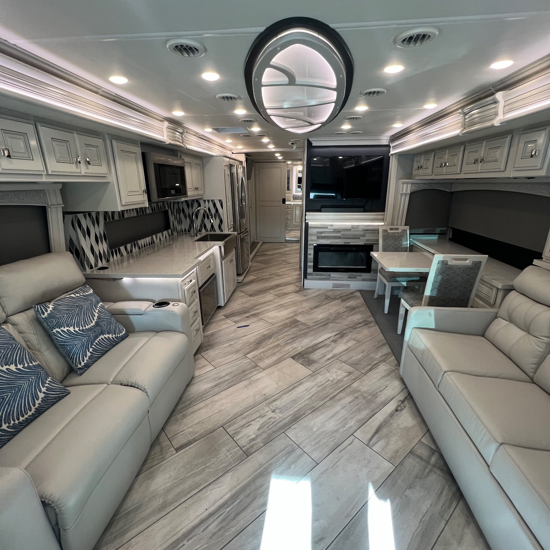 2022 Fleetwood Discovery LXE 40M - Interior view