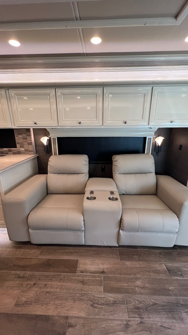 2022 Tiffin Phaeton 44 OH, Living area photo 4