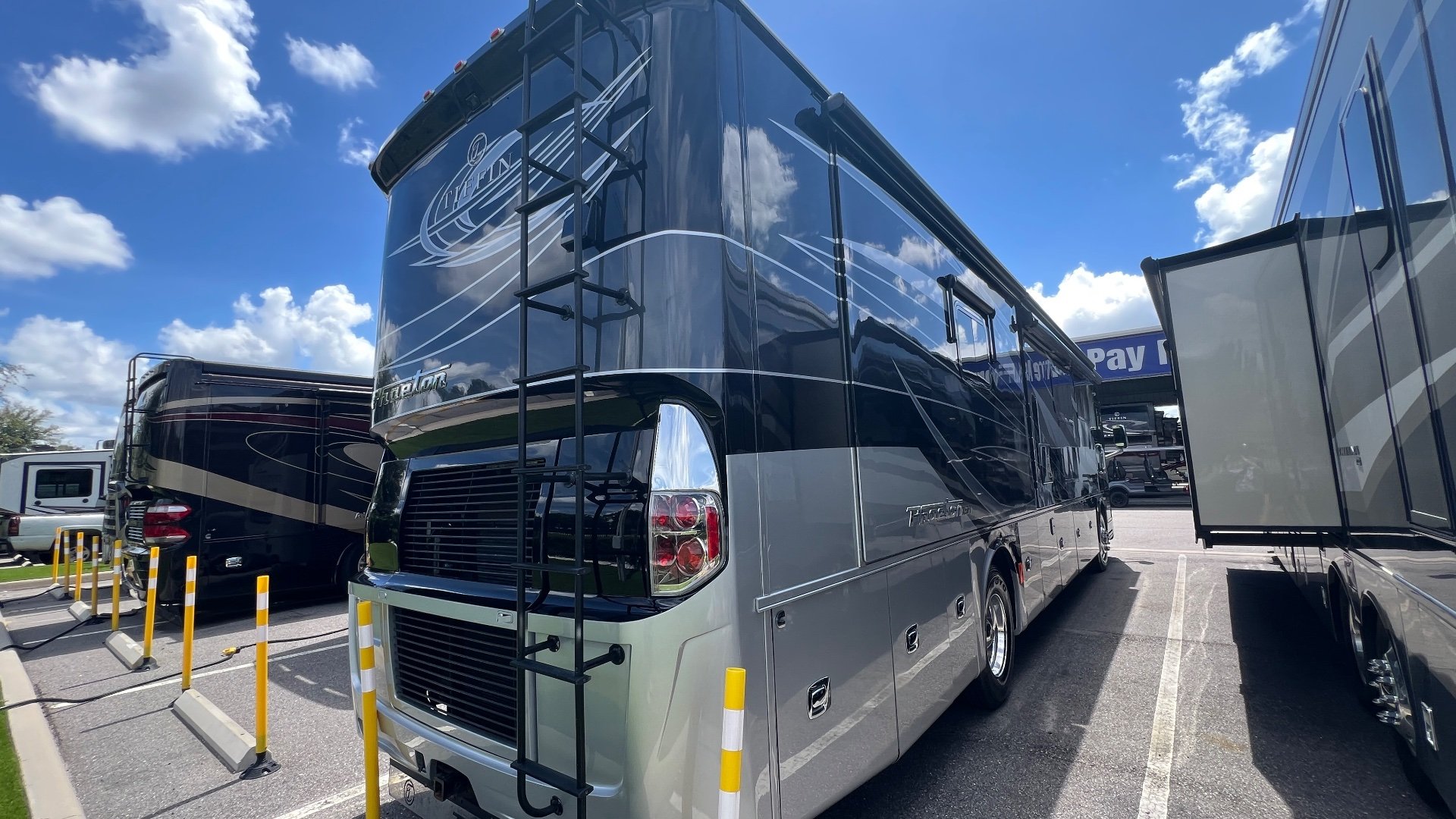 2019 Tiffin Phaeton 40 IH - Photo 2