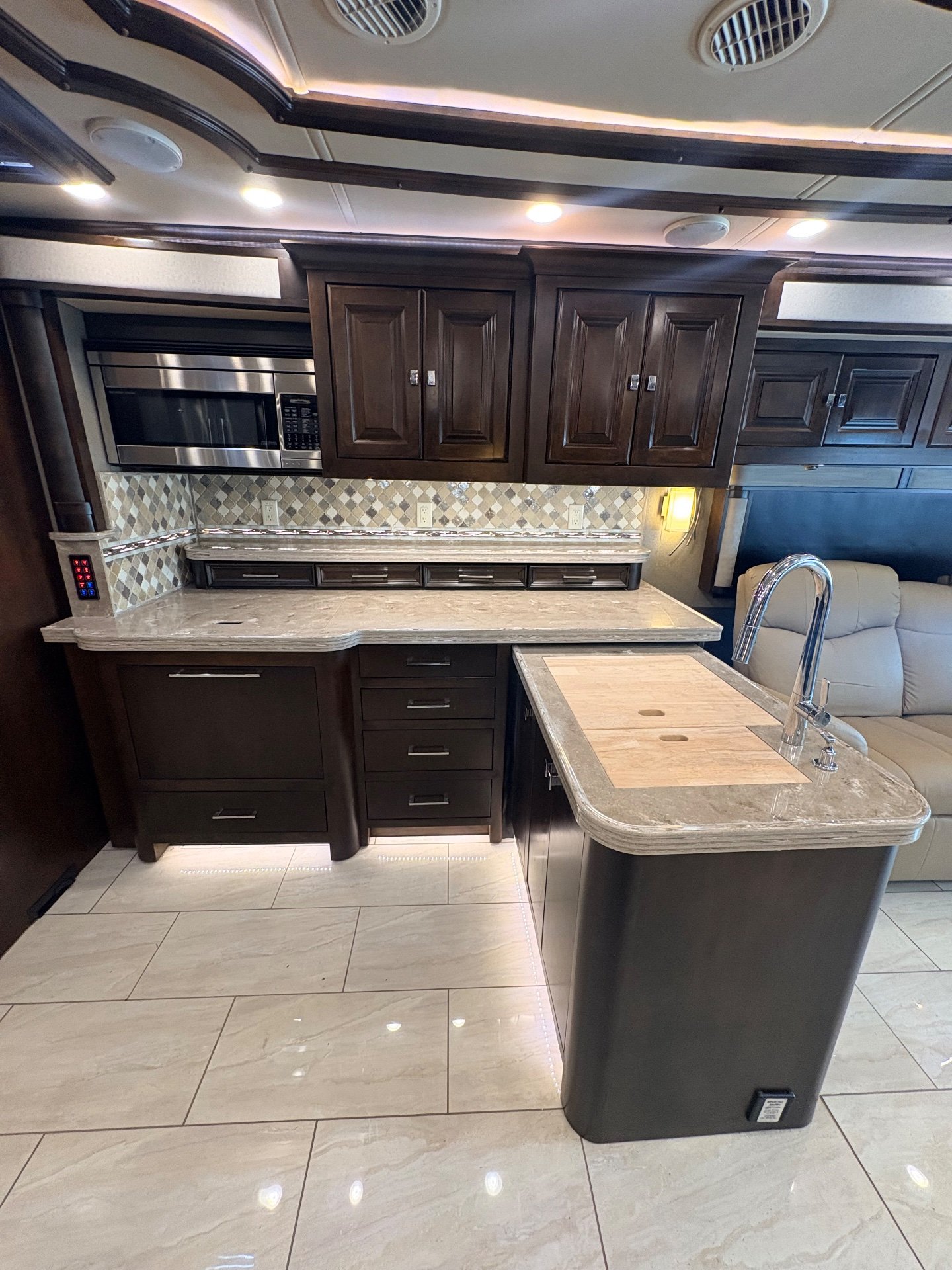 2017 Tiffin Zephyr 45 OZ - Interior view 3