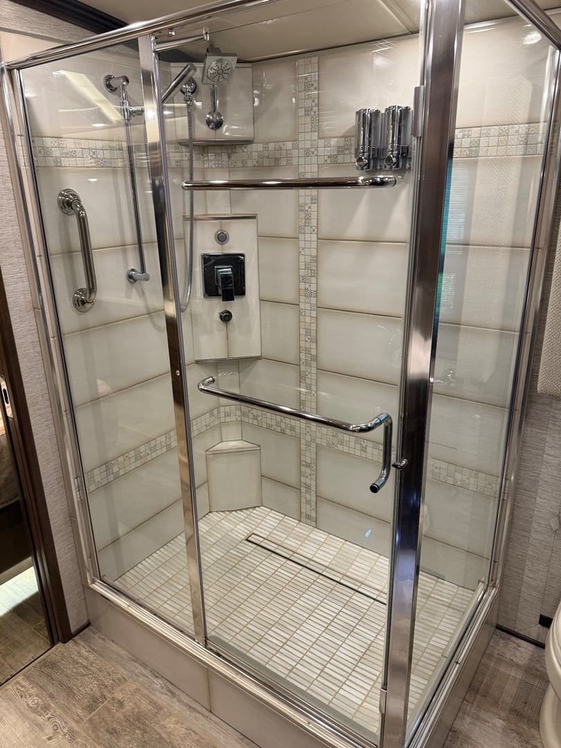 2020 Newmar Mountain Aire 4551, Bathroom photo 7