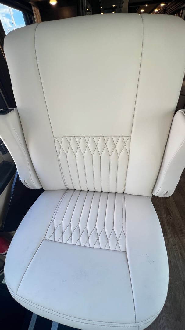 2018 Newmar Dutch Star 4369, Cockpit photo 3
