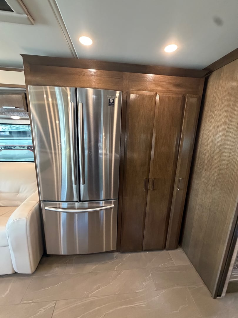 2022 Newmar New Aire 3541, Kitchen photo 2