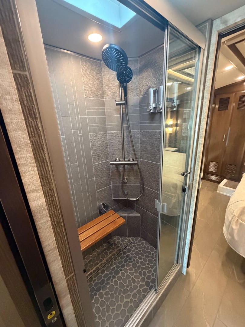 2022 Newmar New Aire 3541, Bathroom photo 3